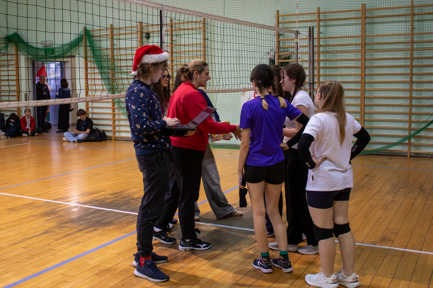 Zdjęcie Mikołajkowy Turniej Piłki Siatkowej 05.12.2025 N-11616e842f-c098-40e9-94f2-e1b16a6436c4.jpg w galerii VI Mikołajkowy Turniej Piłki Siatkowej Trójek